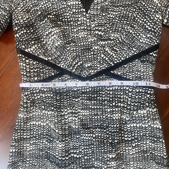 Karen Millen Abstract Print V-Neck Pencil Satin Dress with Silk Detailing Size 2 - Picture 14 of 16